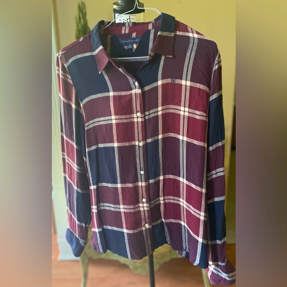 “TOMMY HILFIGER” 
Button Down Shirt. Size L - Picture 4 of 5